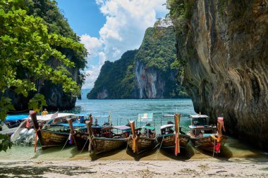 Tayland, Krabi 'deki Laolading Adası sahilinde tahta kuyruklu tekneler.