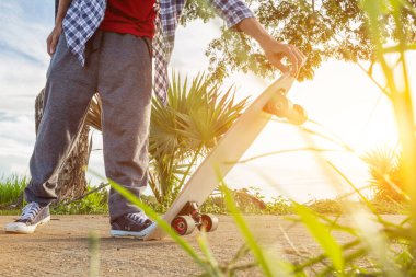 Genç bir adam kayma yeteneklerini geliştirmek ve eğlenmek için kır yolunda tek başına paten kayıyor. Boş zamanlarınızda yarışmalara hazırlanmak için paten sörfü becerileri geliştirin..