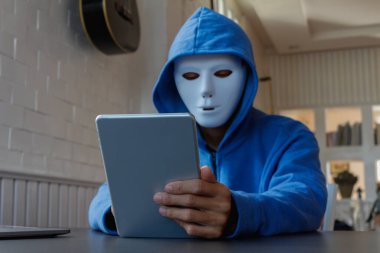 Hackerlar hedefe bilgi göndermek için internete bağlı mobil cihazlar kullanırlar ve hedefin bilgilerini çalmak için virüse eğilimli bir bilgisayara tıklamaları için onları kandırırlar..