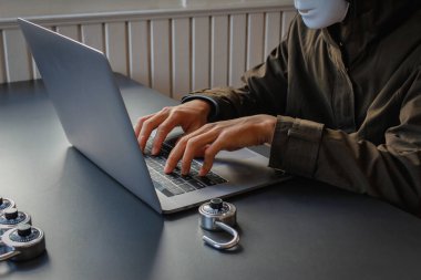 Hackerlar hedefe bilgi göndermek için internete bağlı mobil cihazlar kullanırlar ve hedefin bilgilerini çalmak için virüse eğilimli bir bilgisayara tıklamaları için onları kandırırlar..