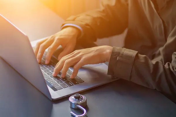 Hackerlar hedefe bilgi göndermek için internete bağlı mobil cihazlar kullanırlar ve hedefin bilgilerini çalmak için virüse eğilimli bir bilgisayara tıklamaları için onları kandırırlar..