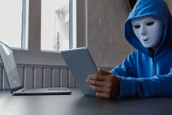 Hakerzy Używają Internetu Wyszukiwania Kodu Hakerów Celu Kradzieży Danych Celu — Zdjęcie stockowe