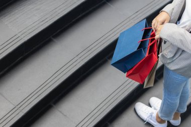 Yeni yıl tatili yaklaşırken, bir mağazada indirimli ürünler almak için alışverişe giden genç bir kadın, indirimde bir promosyon yapıyor. alışveriş kavramı