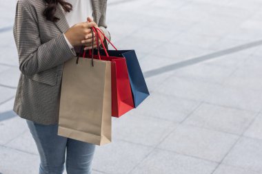 Yeni yıl tatili yaklaşırken, bir mağazada indirimli ürünler almak için alışverişe giden genç bir kadın, indirimde bir promosyon yapıyor. alışveriş kavramı