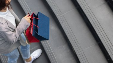 Yeni yıl tatili yaklaşırken, bir mağazada indirimli ürünler almak için alışverişe giden genç bir kadın, indirimde bir promosyon yapıyor. alışveriş kavramı