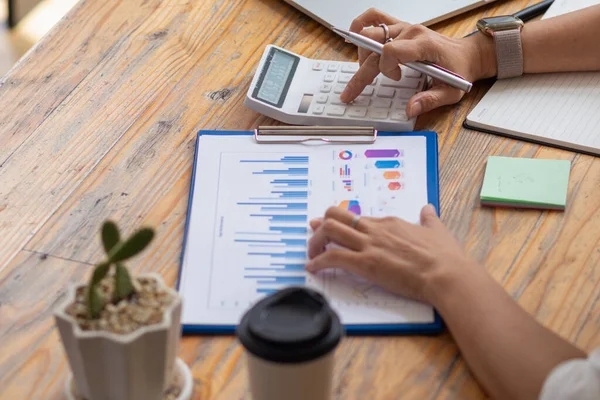 Uma Jovem Empresária Está Calculando Ganhos Resumindo Balanço Anual Para — Fotografia de Stock