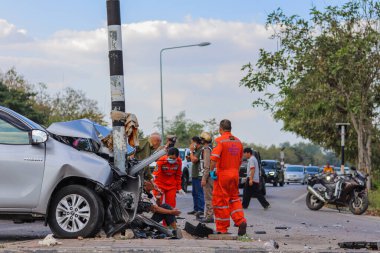 Chiang Mai Thai 1 Ocak 2021 kaza, bir pikap kamyona çarptı ve kontrolünü kaybetti. Yangın bir elektrik direğine çarptı ve hasar gördü. Bu kazada yaralananlar oldu..