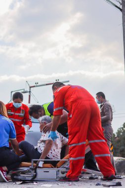 Chiang Mai Thai 1 Ocak 2021 kaza, bir pikap kamyona çarptı ve kontrolünü kaybetti. Yangın bir elektrik direğine çarptı ve hasar gördü. Bu kazada yaralananlar oldu..