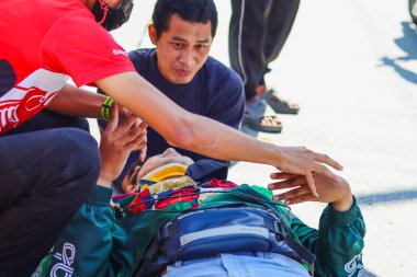 Chiang Mai Thai 14 Aralık 2020 Kurtarma ekipleri kavşaktaki bir motosiklet kazasında yaralananlara yardım ediyor. 1669 'u arayarak kurtarma ekibinden acil yardım