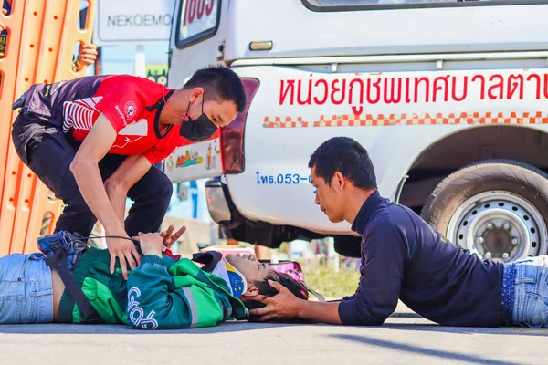 Чианг Май Тай Декабря 2020 Спасатели Помогают Пострадавшим Аварии Мотоцикле — стоковое фото