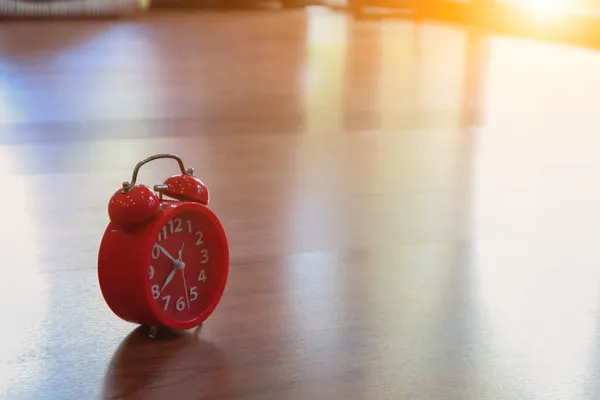 Despertador Vermelho Colocado Chão Sala Estar Pela Manhã Para Usá — Fotografia de Stock