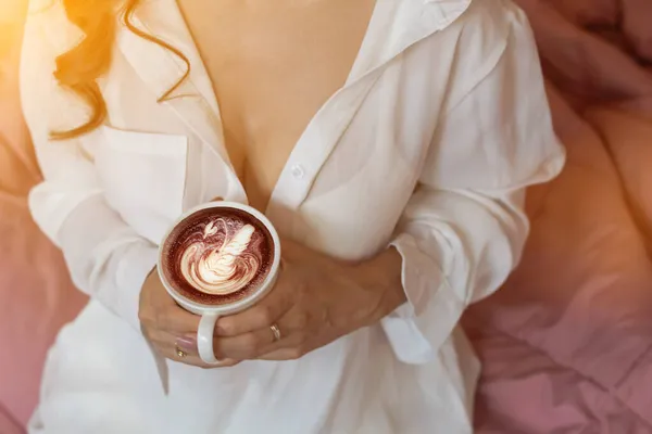 Egy Szexi Fehér Pizsamában Egy Csésze Forró Kávét Tart Egyedül — Stock Fotó