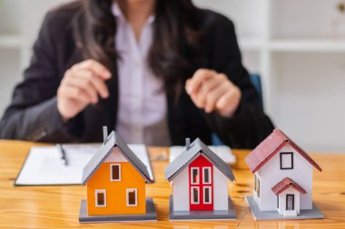 Gayrimenkul satıcıları, müşterilerin satın alma kararları almalarına ve imza atmalarına yardımcı olmak için ev modellerinin yanı sıra evleri ve ailelerinin güvenliği için ev ve mülk sigortalarını tanıtıyorlar..