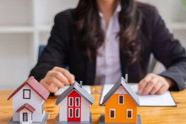 Emlak komisyoncuları müşterilerine satış ofisleri içinde satın almaları için evler sunuyor ve ayrıca kendi mallarını satın alabilmeleri için finansman önerebiliyorlar. Bir satıcıyla ev almak için fikirler