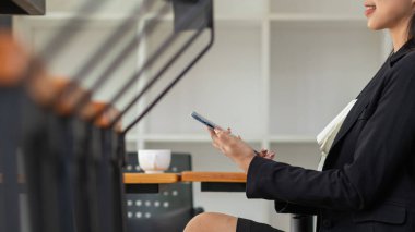 İş kadınları, alışveriş merkezine giderken koronavirüse yakalanma riskini azaltmak için kolaylık ve çevrimiçi alışveriş uygulamaları üzerinden İnternet üzerinden alışveriş yapıyorlar. çevrimiçi alışveriş kavramı