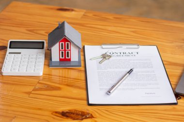 Gayrimenkul satıcıları, müşterilerin satın alma kararları almalarına ve imza atmalarına yardımcı olmak için ev modellerinin yanı sıra evleri ve ailelerinin güvenliği için ev ve mülk sigortalarını tanıtıyorlar..