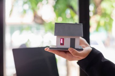 Emlak komisyoncuları müşterilerine satış ofisleri içinde satın almaları için evler sunuyor ve ayrıca kendi mallarını satın alabilmeleri için finansman önerebiliyorlar. Bir satıcıyla ev almak için fikirler