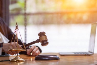 Yatırımcılar, yatırımlarında hata yapmaktan kaçınmak için yasal danışman olarak çalışan hukuk firmaları kiraladılar. Yasayı Yatırım Hukuku Danışmanlığından öğrenin.