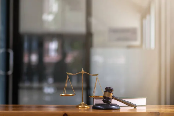 Çekiç ve pirinç pullar, dekoratif amaçlar için avukatın ofisindeki masanın üzerine konur ve mahkeme kararlarında adaletin sembolüdür. Tokmak ve terazi adaleti temsil eder..
