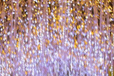 Yeni yılı kutlamak için Noel ışıkları tarafından oluşturulan bulanık bokeh arka plan. Güzel Noel ışıkları arka planı ve arka planı her tasarım ya da Noel tebrik kartı için kullanılabilir..
