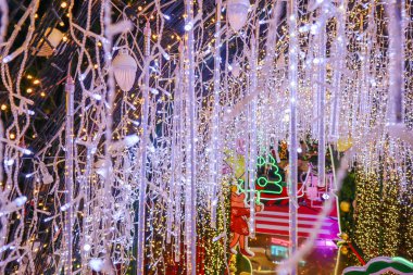 Yeni yılı kutlamak için Noel ışıkları tarafından oluşturulan bulanık bokeh arka plan. Güzel Noel ışıkları arka planı ve arka planı her tasarım ya da Noel tebrik kartı için kullanılabilir..