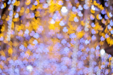 Yeni yılı kutlamak için Noel ışıkları tarafından oluşturulan bulanık bokeh arka plan. Güzel Noel ışıkları arka planı ve arka planı her tasarım ya da Noel tebrik kartı için kullanılabilir..