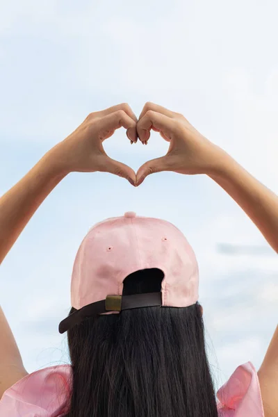 Een Vrouw Steekt Haar Hand Boven Haar Hoofd Een Hartsymbool — Stockfoto