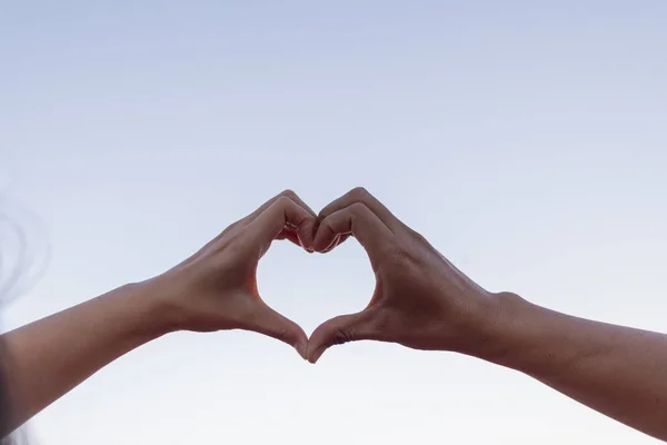 Valentijnskoppels Gebruiken Hun Handen Hartsymbolen Maken Die Vriendschap Vriendelijkheid Symboliseren — Stockfoto