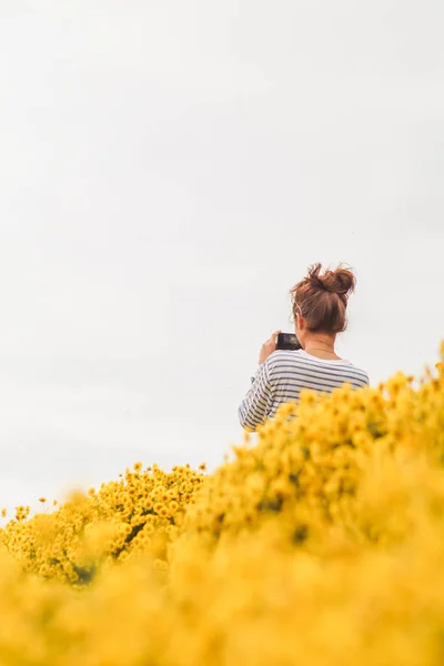 Junge Frau Spaziert Morgens Fröhlich Allein Leuchtend Gelben Chrysanthemenblütenfeldern Auf — Stockfoto