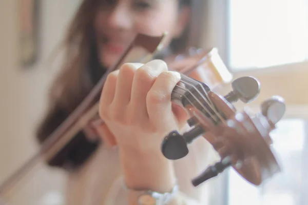 Jovem Violinista Está Praticando Violino Sala Prática Musical Preparação Para — Fotografia de Stock