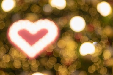 Arka plan bulanık, Noel ağacındaki kalp şeklinde bokeh ışıkları çok güzel dekore edilmiş ve kalp sembolü sevgiyi, dostluğu ve şefkati simgeliyor. kalp şeklindeki ışıklar soyut arkaplan