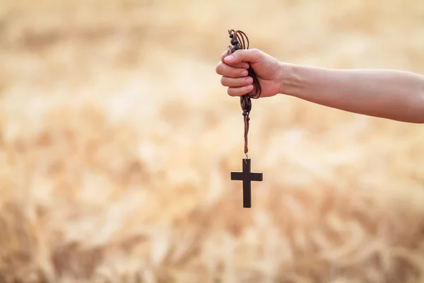 Menina Segura Cruz Sua Mão Ora Deus Acordo Com Crenças — Fotografia de Stock