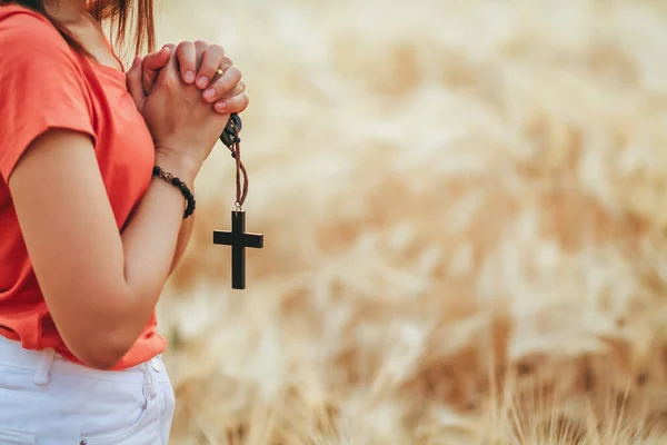 Menina Segura Cruz Sua Mão Ora Deus Acordo Com Crenças — Fotografia de Stock