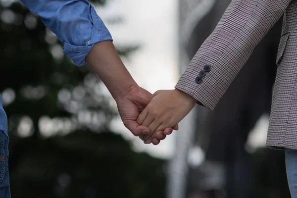 一对恋人幸福地手牵手走在过道上 想要表达他们的爱意 并在情人节向他们的女朋友求婚 幸福的夫妻手牵手散步的概念 — 图库照片