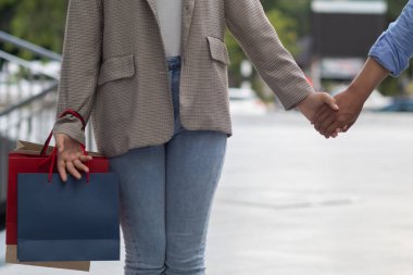 Aşk festivali boyunca mutlu bir şekilde alışveriş yaptıktan sonra koridorda el ele yürüyen çiftler ve sevgilisi Sevgililer Günü 'nde sevgilisine aşk söylemek ve evlenme teklif etmek istiyor..