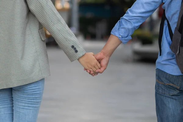 Couple Marchant Joyeusement Main Dans Main Dans Allée Son Amant — Photo