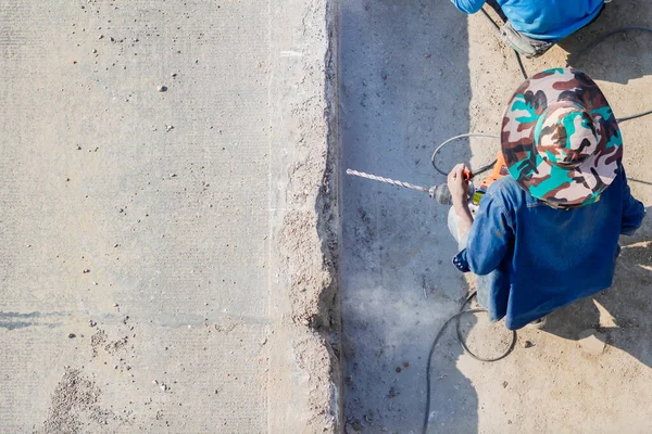 일하는 남자들은 도구를 사용하여 콘크리트 도로에 구멍을 보강하고 안정적 콘크리트 — 스톡 사진