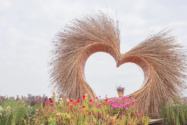 Idea Decorating Flower Garden Using Bamboo Branches Form Heart Symbolizes — Stock Photo, Image