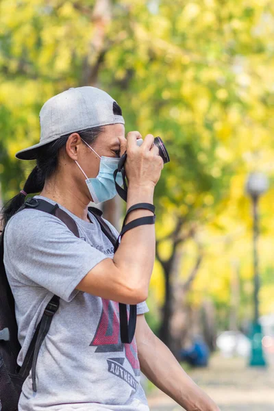 Chiang Mai Thai Aprile 2021 Fotografo Tiene Mano Una Macchina — Foto Stock