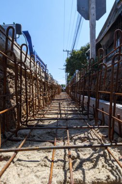 Kanalizasyon için çelik yapı bir mühendis ekibi tarafından kazılmış ve tasarlanmış inşaat alanına müteahhit tarafından kuruldu. Altyapı mühendisler ve mimarlardan oluşan bir ekip tarafından tasarlandı..