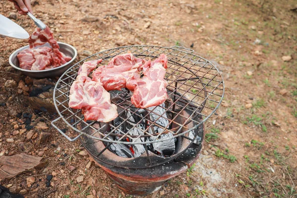 Una Giovane Donna Barbecue Bbq Carne Una Griglia Carbone Solo — Foto Stock