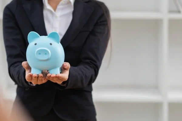 Een Jonge Zakenman Investeerder Houdt Een Blauwe Spaarpot Haar Hand — Stockfoto