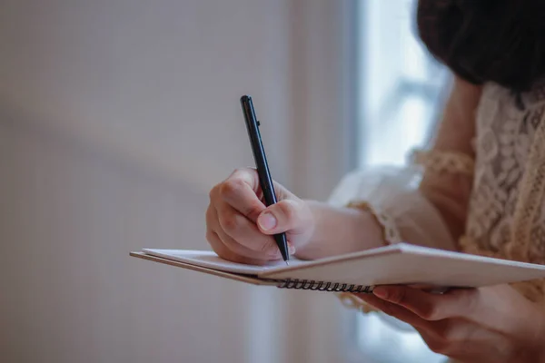 Κορίτσι Κρατά Σημειωματάριο Στο Χέρι Της Και Γράφει Θέλει Πει — Φωτογραφία Αρχείου