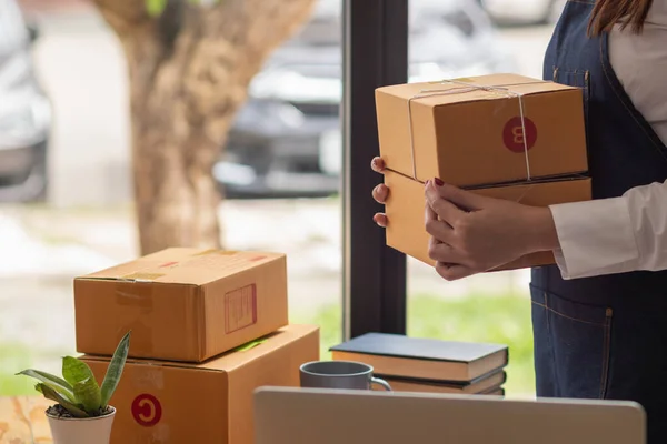 Online Seller Packs Opts Logistics Service Can Pick Her Office — Stock Photo, Image