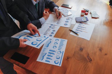 Toplantı odasındaki yatırımcılar iyi iş karları elde etmeyi öneriyor ve tartışıyorlar. Yatırım bilgilerinin paylaşımı için yatırımcılar arasında danışmanlık ve tavsiye sağlama kavramı.