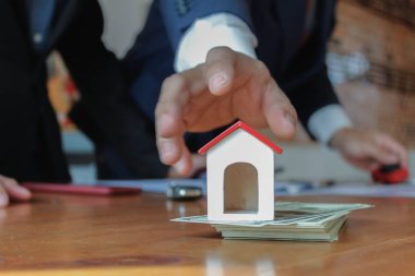 Yatırımcılar bir emlak işi planlıyorlar ve işe başlamadan önce yönetim kuruluyla görüşmek ve istişare etmek üzere geçtiğimiz yıl boyunca emlak satışlarının ve istatistiklerinin gözden geçirilmesini planlıyorlar..