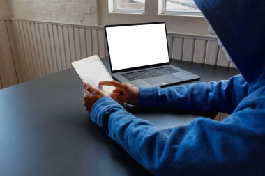 Hackerlar hedefe bilgi göndermek için internete bağlı mobil cihazlar kullanırlar ve hedefin bilgilerini çalmak için virüse eğilimli bir bilgisayara tıklamaları için onları kandırırlar..