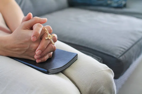 Jovem Mulher Colocar Mãos Juntas Colocá Los Sua Bíblia Para — Fotografia de Stock