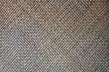 Bölümler güzel bir şekilde birleştirilmiş bambudan yapılır ve kahverengi renk göze hoş gelir çünkü bambu ve bambu bölümlerinin doğal bir rengidir ve tatil beldelerinde de çok popülerdir..