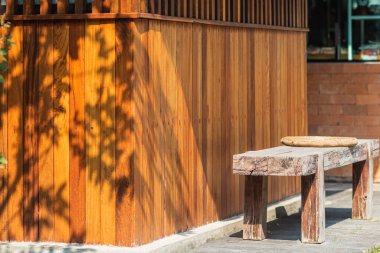 Ahşap duvar arkaplanları evin duvarlarını oluşturmak için bir araya getirilerek doğal renklerle güzel bir arka plan oluşturulur. Pankart veya iletiler için uygun basit bir doğal arkaplan.